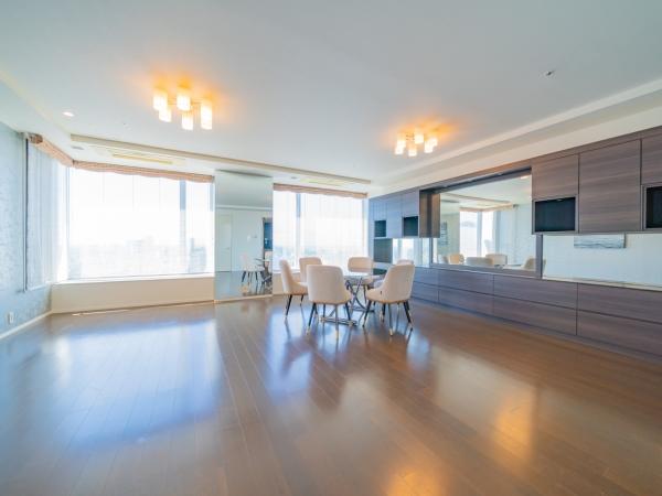 リビングダイニング。家具・調度品は物件価格に含みません。