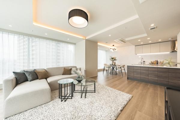 日中は明るさが広がり、夜は都心の夜景を望める心地よい住空間です。