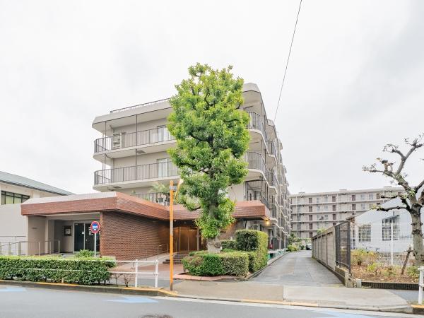 緑に囲まれたエントランス、開放感あふれるバルコニーが印象的。