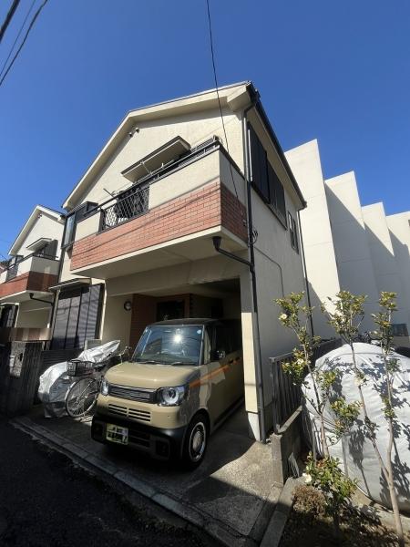 現地東側からの外観写真。