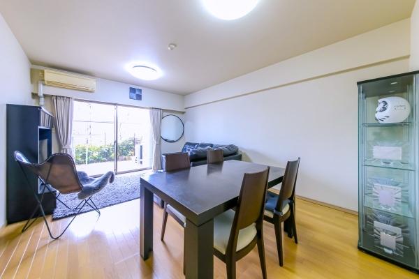 約11.7帖の縦型リビングはテラス側がアウトフレーム設計のため家具が配置しやすいです