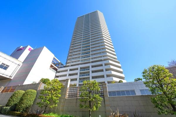 横須賀線「東戸塚駅」徒歩４分のタワーマンション。南西側から撮影