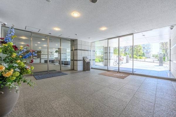 高級感のある広々とした風除室。