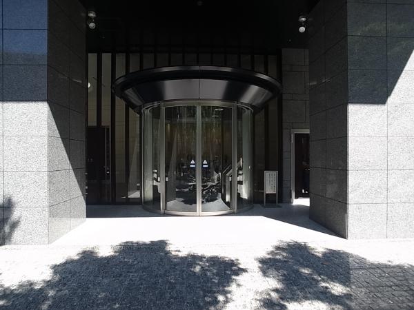 車寄せを設けたマンション入り口