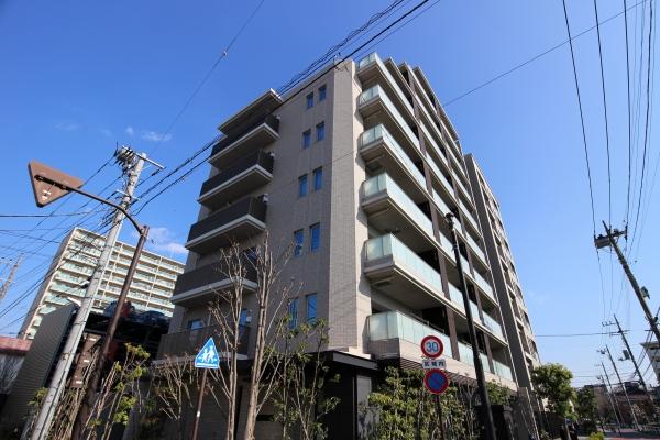 タイル張りの外観