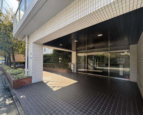 重厚感のあるエントランス