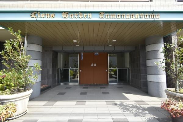 緑の多いエントランスへのアプローチ