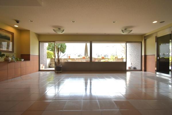 優しい光が差し込むロビー