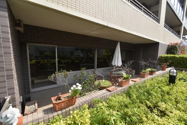 優しい光が差し込むロビー