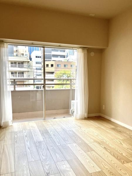 前面に建物がなく、開けた眺望のリビング