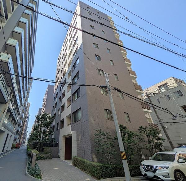 ２０１２年築、総戸数７０戸。南東側から撮影。