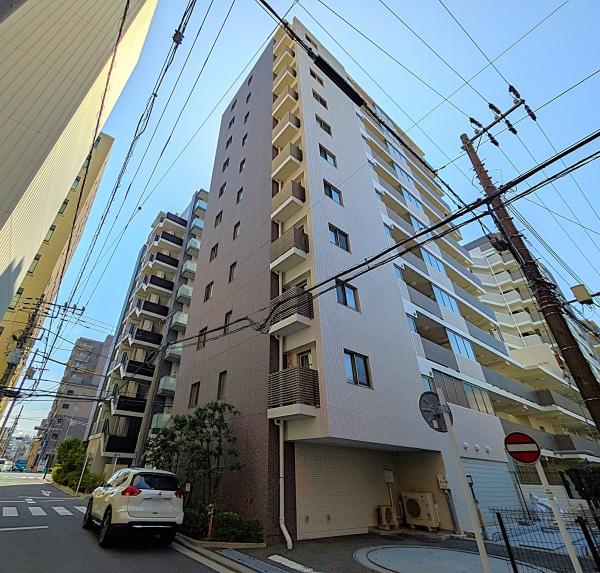 落ち着いた色調のタイル外壁。北東側から撮影。