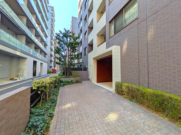 落ち着いた色調のタイル外壁。北東側から撮影。