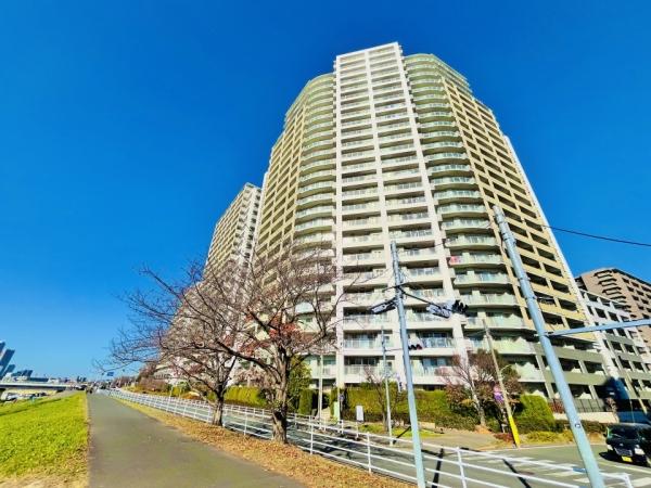 多摩川沿いに佇む大規模マンションです