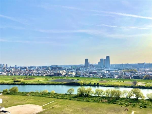 多摩川沿いに佇む大規模マンションです