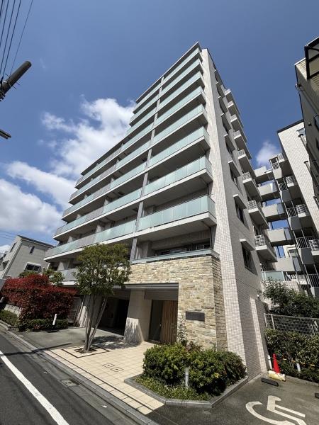 周囲の環境に調和する、白を基調にしたタイル張りの外観