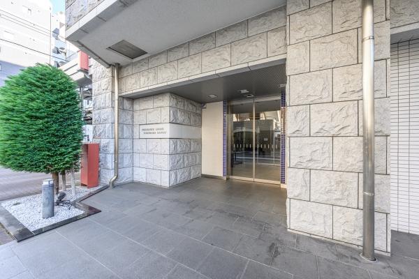 クラッシクモダンな石貼り×ホワイトタイルの外観