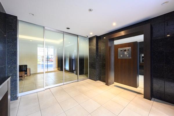 クラッシクモダンな石貼り×ホワイトタイルの外観