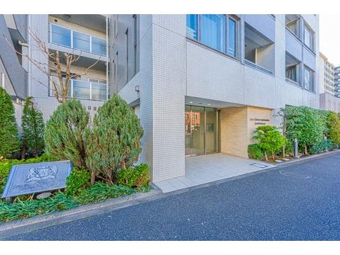 植栽がよく整備された印象のエントランス