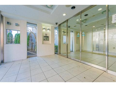 植栽がよく整備された印象のエントランス