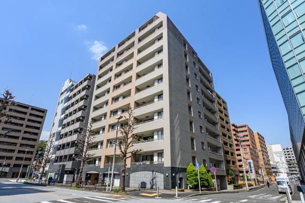 御影石とアースカラータイルでデザインされたモダンな外観を誇る、2003年1月築のマンション