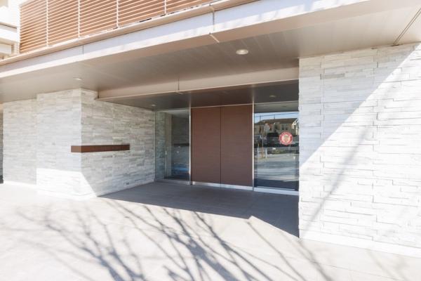 グランドエントランスは雨の日でも安心な大きい庇が付いています