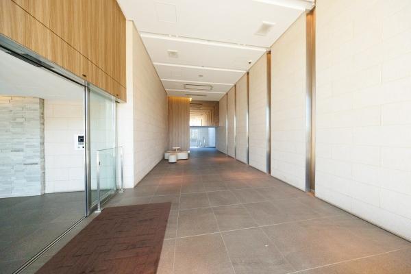 グランドエントランスは雨の日でも安心な大きい庇が付いています