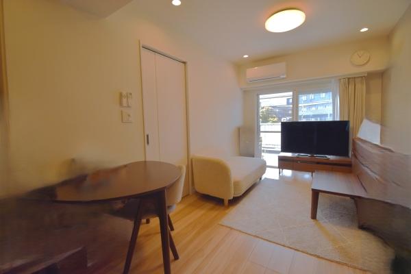 南西向きバルコニーに面したリビング。家具備品等は販売に含まれません。