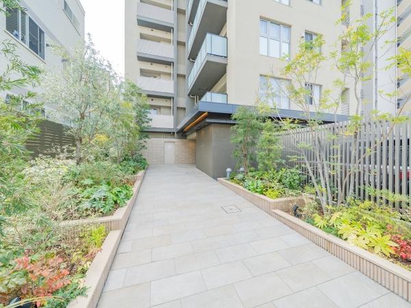 建物外観（エントランスアプローチ）