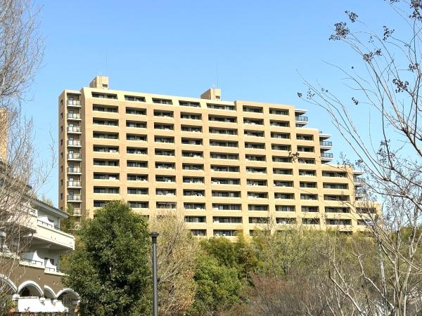 お部屋は１４階建ての１１階、南西向きの角住戸です。