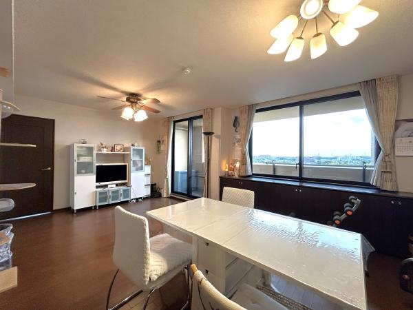 カウンター収納のある約１７．４帖のリビング・ダイニング