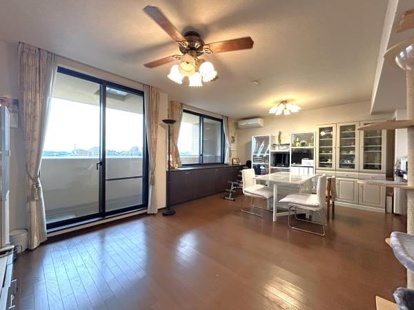 カウンター収納のある約１７．４帖のリビング・ダイニング