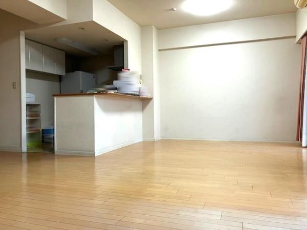 陽光が差し込む、明るい空間。ご家族皆様でゆったりとお寛ぎいただけます。