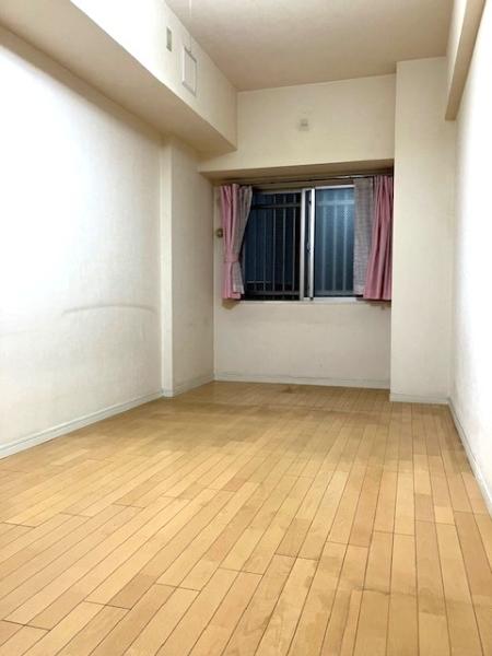 陽光が差し込む、明るい空間。ご家族皆様でゆったりとお寛ぎいただけます。