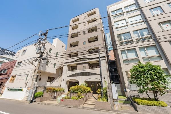 赤坂の街並みに調和する、重厚感ある佇まいが品格を感じさせる外観。