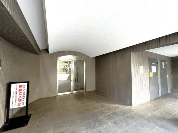 重厚感ある石張りアーチと奥行きのあるアプローチが、住まう方とゲストを上質に迎える格調高いエントランス