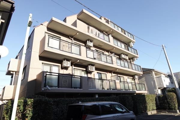 外壁タイル張りで重厚感のあるマンション