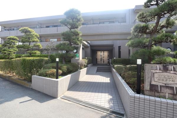 第一種低層住居専用地域に位置する地上3階建ての建物外観