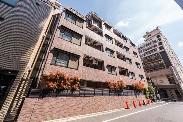 外観　2001年3月築　地上8階建て　総戸数18戸
