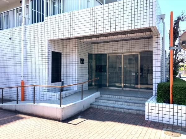 スロープ付きのエントランス