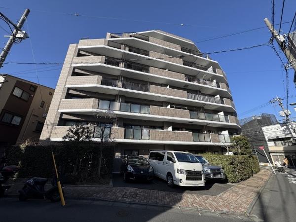 タイル貼りの重厚な外観 × 南向き5階　光と開放感が際立つ住まい