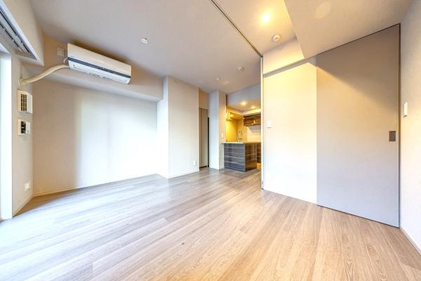 洋室とリビングの間仕切りを開放して広々としたリビングダイニングとしてもお使いいただけます。