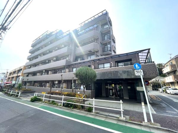 ブラウンタイル貼りのマンションです。