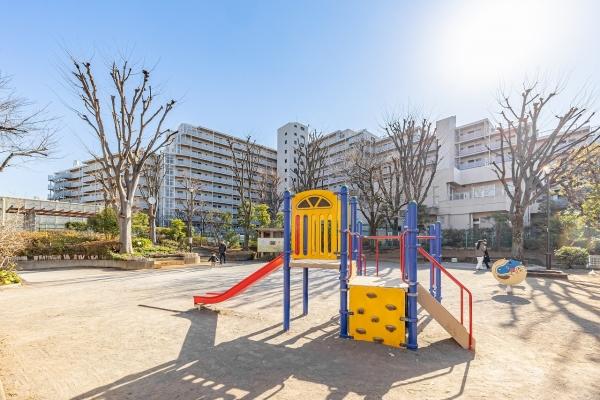 総戸数２７１戸の大規模レジデンス（隣接の提供公園より）