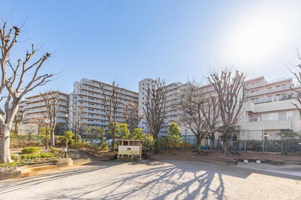 お子様を遊ばせるのも安心な隣接する提供公園