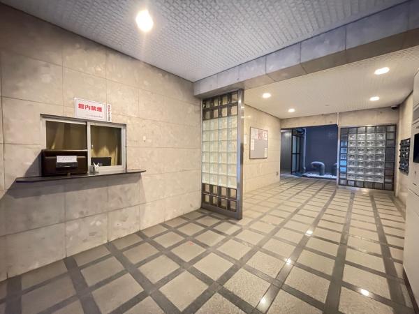 屋根付きのエントランスで、雨の日も濡れにくい