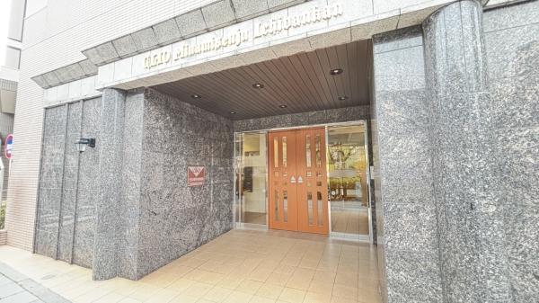 一方通行の道路に出入口が設置されているエントランスポーチになります。