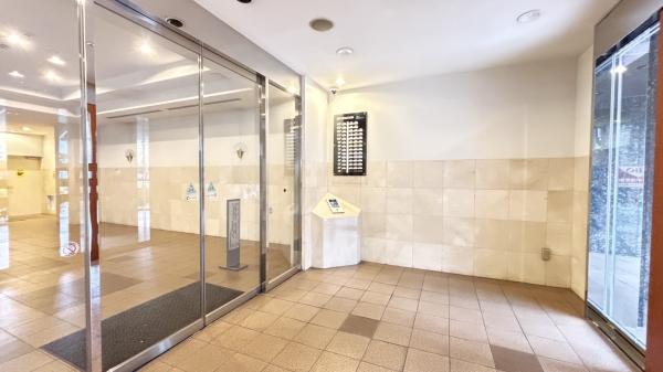 一方通行の道路に出入口が設置されているエントランスポーチになります。