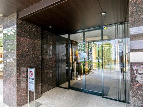 マンションを象徴する石造り調のエントランス