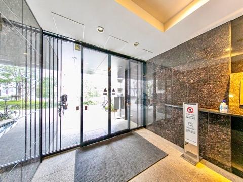 マンションを象徴する石造り調のエントランス